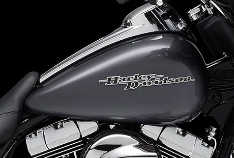 Street Glide / Klassischer Kraftstofftank:    Der klassisch geformte Tank der Harley-Davidson Street Glide prgt nicht nur das Erscheinungsbild des Bikes, sondern fasst auch 22,7 Liter Benzin, die ausgedehnte Touren ohne Tankstopp ermglichen. Eine hochwertige zweifarbige Lackierung und Tankmedaillons im klassischen Harley-Davidson Stil runden den einzigartigen Look ab.
