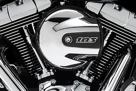 Street Glide / Neuer Luftfilter mit Insert im Look des Tank-Panels:    Unsere Design-Philosophie lsst sich ziemlich einfach erklren: Die Form folgt der Funktion, und beides dient der Emotion. Das neue Luftfiltergehuse ist ein erstklassiges Beispiel dafr. Es ist das vielleicht funktionalste Gehuse, mit dem Harley-Davidson je ein Harley-Davidson Touring-Bike ausstattete. Der Motor atmet damit freier durch und liefert mehr Leistung. Es bietet darber hinaus auch mehr Beinfreiheit und sorgt fr eine verbesserte Luftstrmung um den Fahrer. Und die Emotion? Am besten spren Sie es selbst, wenn Sie sich auf Ihren V-Twin schwingen.
