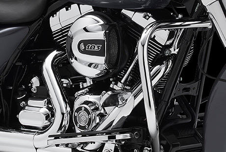 Street Glide / Harley-Davidson Styling pur:    Genieen Sie den unverwechselbaren Look des Twin Cam 103 Motors, der an seiner Herkunft keine Zweifel aufkommen lsst. Er ist voll und ganz im echten Harley-Davidson Stil gestaltet  mit einer Liebe zum Detail, die Sie bei anderen Marken vergeblich suchen werden. Die schwarzen, pulverbeschichteten Zylinderkpfe und Zylinder bilden einen prgnanten Kontrast zu den polierten Khlrippenkanten und verchromten Ventildeckeln. Ein aus Metall gefertigtes Juwel: pur und vor Kraft strotzend. Von der klassischen Linie seiner Khlrippen bis hin zu den klaren Konturen seiner Gehuse und Deckel ist der Twin Cam 103 ein rckhaltloses Bekenntnis zu allem, was die Zufriedenheit des Fahrers ausmacht.
