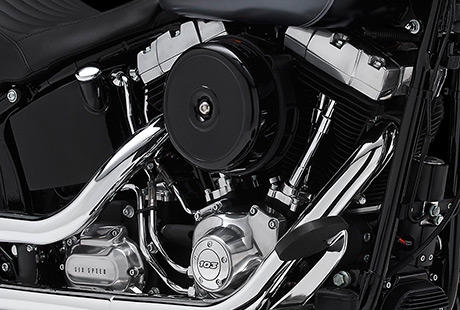 Softail Slim / Harley-Davidson Styling pur:    Genießen Sie den unverwechselbaren Look des Twin Cam 103™ Motors, der an seiner Herkunft keine Zweifel aufkommen lässt. Er ist voll und ganz im echten Harley-Davidson Stil gestaltet – mit einer Liebe zum Detail, die Sie bei anderen Marken vergeblich suchen werden. Der mittelgraue Motor mit den schwarzen, pulverbeschichteten Zylinderköpfen und Zylindern bildet einen prägnanten Kontrast zu den polierten Ventildeckeln und die klassische Luftfilterabdeckung ergänzt diesen starken Look. Ein aus Metall gefertigtes Juwel: pur und vor Kraft strotzend. Von der klassischen Linie seiner Kühlrippen bis hin zu den klaren Konturen seiner Gehäuse und Deckel ist der Twin Cam 103™ ein rückhaltloses Bekenntnis zu allem, was die Zufriedenheit des Fahrers ausmacht.

