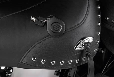 Heritage Classic / H-D Smart Security System:    Das serienmäßige Sicherheitssystem der neuesten Generation deaktiviert und aktiviert die Wegfahrsperre und die Alarmanlage vollautomatisch, sobald Sie sich mit dem Schlüsselanhänger dem Fahrzeug nähern beziehungsweise sich davon entfernen. Es ist diese Synthese aus Liebe zum Detail und höchstem Sicherheitsbewusstsein, die Harley-Davidson Motorräder so einzigartig macht.
