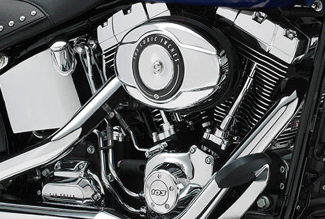 Heritage Classic / Harley-Davidson Styling pur:    Genießen Sie den unverwechselbaren Look des Twin Cam 103™ Motors, der an seiner Herkunft keine Zweifel aufkommen lässt. Er ist voll und ganz im echten Harley-Davidson Stil gestaltet – mit einer Liebe zum Detail, die Sie bei anderen Marken vergeblich suchen werden. Die schwarzen, pulverbeschichteten Zylinderköpfe und Zylinder bilden einen prägnanten Kontrast zu den polierten Kühlrippenkanten und verchromten Ventildeckeln. Ein aus Metall gefertigtes Juwel: pur und vor Kraft strotzend. Von der klassischen Linie seiner Kühlrippen bis hin zu den klaren Konturen seiner Gehäuse und Deckel ist der Twin Cam 103™ ein rückhaltloses Bekenntnis zu allem, was die Zufriedenheit des Fahrers ausmacht.
