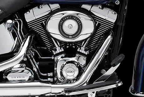 Heritage Classic / Die Tradition des Twin Cam 103 Motors:    Die Motor Company weiß nur zu gut, was ein Motorradfahrer an einem Motor schätzt. Diese Erfahrung aus mehr als hundert Jahren Motorenbau kam bei der Entwicklung des Twin Cam 103™ Motors voll zum Tragen. Wir haben alles gegeben, um jeden Kubikzoll zu perfektionieren und Design und Technologie noch weiter zu verbessern. Und zwar ohne Kompromisse beim einzigartigen Stil einzugehen, der eine Harley Davidson seit jeher auszeichnet – ganz in der Tradition der Flathead, Knucklehead, Panhead, Shovelhead, Evolution, Twin Cam 88 und Twin Cam 96™ Motoren, die Geschichte geschrieben haben. Die Leistung und Robustheit unserer Triebwerke sind ein direktes Ergebnis der unzähligen Meilen, die unsere V-Twins seit 1909 hinter sich gebracht haben, und des stolzen Erbes von über hundert Jahren, die dem Leben auf zwei Rädern gewidmet waren.
