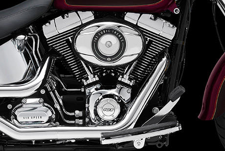 Softail Fat Boy / Harley-Davidson Styling pur:    Genießen Sie den unverwechselbaren Look des Twin Cam 103™ Motors, der an seiner Herkunft keine Zweifel aufkommen lässt. Er ist voll und ganz im echten Harley-Davidson Stil gestaltet – mit einer Liebe zum Detail, die Sie bei anderen Marken vergeblich suchen werden. Die schwarzen, pulverbeschichteten Zylinderköpfe und Zylinder bilden einen prägnanten Kontrast zu den polierten Kühlrippenkanten und verchromten Ventildeckeln. Ein aus Metall gefertigtes Juwel: pur und vor Kraft strotzend. Von der klassischen Linie seiner Kühlrippen bis hin zu den klaren Konturen seiner Gehäuse und Deckel ist der Twin Cam 103™ ein rückhaltloses Bekenntnis zu allem, was die Zufriedenheit des Fahrers ausmacht.
