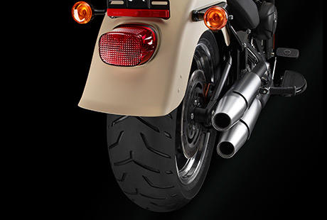 Softail Fat Boy Special / Dunlop Reifen:    Fetter ist besser. Die Harley-Davidson Fat Boy rollt auf einem 140er Dunlop Vorderreifen und einem breiten 200er Dunlop D407 am Heck. Die Reifen bieten eine äußerst gelungene Synthese aus Handling, Komfort und Grip – auch wenn Sie mal scharf bremsen müssen. Der gute Name Dunlop bürgt eben für Qualität.

