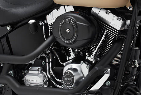 Softail Fat Boy Special / Harley-Davidson Styling pur:    Genießen Sie den unverwechselbaren Look des Twin Cam 103™ Motors, der an seiner Herkunft keine Zweifel aufkommen lässt. Er ist voll und ganz im echten Harley-Davidson Stil gestaltet – mit einer Liebe zum Detail, die Sie bei anderen Marken vergeblich suchen werden. Die schwarzen, pulverbeschichteten Zylinderköpfe und Zylinder bilden einen prägnanten Kontrast zu den polierten Kühlrippenkanten und matt verchromten Ventildeckeln. Ein aus Metall gefertigtes Juwel: pur und vor Kraft strotzend. Von der klassischen Linie seiner Kühlrippen bis hin zu den klaren Konturen seiner Gehäuse und Deckel ist der Twin Cam 103™ ein rückhaltloses Bekenntnis zu allem, was die Zufriedenheit des Fahrers ausmacht.
