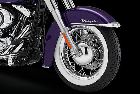 Softail Deluxe / Weißwandreifen:    Eines der Stilmerkmale der Softail Deluxe sind die nostalgischen Weißwandreifen mit den Premium-Speichenrädern. Eine Verbeugung vor dem Boulevard-Look der 50er Jahre. Diese fetten Reifen sind ein Blickfang von Harley-Davidson, der in jedem Umfeld den Einsatz erhöht. Absolut Old School ohne Abstriche bei Handling oder Performance.
