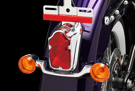 Softail Deluxe / Tombstone Rücklicht:    Ein echter Klassiker. Das flache und verchromte Rücklichtgehäuse ist typisch für Harley-Davidson. Zusammen mit unseren schlanken, verchromten Blinkern, die es flankieren, sorgt es für einen unverkennbaren Look am Heck dieser Maschine.
