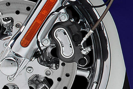 Scramin Eagle Softail Deluxe / ABS:    Bei der CVO Softail Deluxe hat „Bremskraft“ dank ABS eine doppelte Bedeutung. Die ABS-Komponenten sind unsichtbar in der Radnabe versteckt, ohne das klassische Design zu beeinträchtigen. Noch wichtiger dabei ist die Gewissheit, dass Ihr Motorrad bei Bedarf genau so regieren wird, wie es soll.
