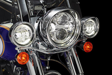 Scramin Eagle Softail Deluxe / Doppel-Halogenscheinwerfer:    Wenn die Sonne untergegangen ist, ist Ihr waches Auge mehr denn je gefordert. Um es Ihnen ein wenig einfacher zu machen, hat Harley-Davidson deshalb zwei neue Halogenscheinwerfer in das klassische Hiawatha-Gehäuse integriert und dazu passende Nebelscheinwerfer eingebaut. Bei einer Lichtstärke von kraftvollen 986 Lumen wird Ihnen garantiert nichts entgehen.
