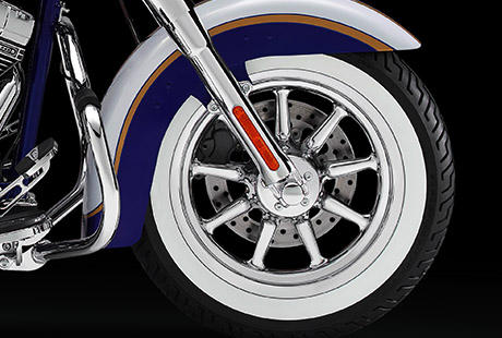 Scramin Eagle Softail Deluxe / 9-Speichen-Gussrad:    Die CVO Softail Deluxe rollt auf Rädern mit 9 Speichen. Ein Hauch von Moderne an diesem klassischen Motorrad.
