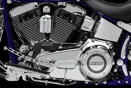 Scramin Eagle Softail Deluxe / Twin Cam 110 – die Innovation:    Starten Sie den Twin Cam 110, und Sie fühlen schon im Leerlauf die unbändige Kraft. Der kolossale Hubraum von 1.801 Kubikzentimetern liefert schier unbegrenzte Power und sorgt für atemberaubenden Durchzug in allen sechs Gängen. Als hubraumstärkster V-Twin von Harley-Davidson entwickelt der Twin Cam 110 der CVO Softail Deluxe ein immenses Drehmoment. Sechs Gänge. Ein starkes Triebwerk mit niedrigem Drehzahlniveau - besser geht es nicht.
