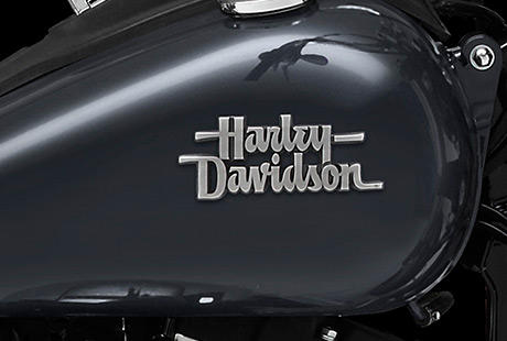 Dyna Glide Street Bob / Neues Tankemblem:    Ein Name ist bei Motorrdern unverwechselbar: Harley-Davidson. Die Street Bob des Modelljahrs 2014 trgt ein neu gestaltetes Harley-Davidson Tankemblem im klassischen Guss-Design. So erkennt jeder auf den ersten Blick, dass es sich um eine echte Harley-Davidson handelt. Betrachten Sie sie als Ehrenzeichen, an denen jeder Ihre Maschine auf den ersten Blick erkennt.
