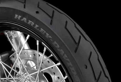 Dyna Glide Street Bob / Michelin Scorcher Reifen:    Die Michelin Scorcher Reifen bieten eine berlegene Performance, einen erstklassigen Grip, eine beeindruckende Laufleistung und ein ausgezeichnetes Handling. Genauso, wie Sie es erwarten! Ihr tiefes Profil verbessert die Wasserdrainage. Die Haftung und Laufleistung der Reifen werden zudem durch die Gummimischung mit der neuesten Generation der synthetischen Polymere von Michelin erhht. Der Hinterreifen verfgt ber einen Aramidgrtel, der fr zustzliche Stabilitt bei hohen Geschwindigkeiten brgt.
