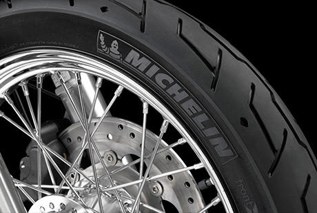 Dyna Super Glide Custom / Michelin Scorcher Reifen:    Die Michelin Scorcher Reifen bieten eine berlegene Performance, einen erstklassigen Grip, eine beeindruckende Laufleistung und ein ausgezeichnetes Handling. Genauso, wie Sie es erwarten! Ihr tiefes Profil verbessert die Wasserdrainage. Die Haftung und Laufleistung der Reifen werden zudem durch die Gummimischung mit der neuesten Generation der synthetischen Polymere von Michelin erhht. Der Hinterreifen verfgt ber einen Aramidgrtel, der fr zustzliche Stabilitt bei hohen Geschwindigkeiten brgt.
