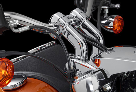 Dyna Low Rider / Premium Custom-Style:    Vom Front End bis zum Heck ist die brandneue Low Rider ein Eyecatcher voller hochwertiger Features. Sie steht ganz in der Tradition der markanten Baureihe und ist ein wrdiger Nachfolger der vielen Low Rider Typen, die in den vergangenen Jahrzehnten die Straen eroberten. Vom Sitz im coolen Seventies-Look ber die edlen Rder bis zur unvergleichlichen Schnheit des 103 Cubic Inch V-Twins - purer Harley-Davidson Custom-Style. Minimal ist die Sitzhhe, maximal der Stil.
