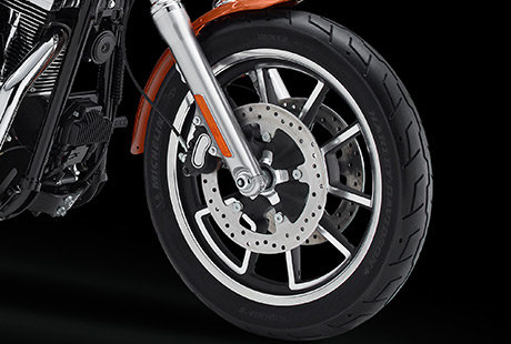Dyna Low Rider / Edel gestaltete Rder:    Das Raddesign der brandneuen Low Rider ist von Hot Rods inspiriert. Ein ebenso authentischer wie kraftvoll amerikanischer Look. Nichts anderes vermag sich damit zu messen.
