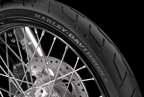 Dyna Wide Glide / Michelin Scorcher Reifen:    Die Michelin Scorcher Reifen bieten eine berlegene Performance, einen erstklassigen Grip, eine beeindruckende Laufleistung und ein ausgezeichnetes Handling. Genauso, wie Sie es erwarten! Ihr tiefes Profil verbessert die Wasserdrainage. Die Haftung und Laufleistung der Reifen werden zudem durch die Gummimischung mit der neuesten Generation der synthetischen Polymere von Michelin erhht. Der Hinterreifen verfgt ber einen Aramidgrtel, der fr zustzliche Stabilitt bei hohen Geschwindigkeiten brgt.
