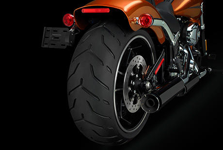 Softail Breakout / Breiter Hinterreifen:    Halbe Sachen gibt es bei der Breakout nicht. Daher rotiert an ihrem Heck ein 18-zölliger 240er. Es ist der breiteste Reifen, der bei einer serienmäßigen Harley-Davidson zum Einsatz kommt. Und die Gasser-Felge, auf die wir ihn aufziehen, ist die perfekte Verkörperung der Tradition der Drag-Bikes.
