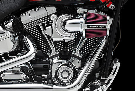 Screamin Eagle Softail Breakout / Twin Cam 110 – das Erbe:    Was es braucht, um das das Herz eines Fahrers höher schlagen zu lassen, wissen die Motorradbauer bei der Motor Company schon lange. Und dieses ganze Wissen haben sie in die Entwicklung des Twin Cam 110 gesteckt. Harley-Davidson hat keine Mühen gescheut, jedes Detail zu perfektionieren und neueste Technologien einzusetzen. Aber dabei wurden am einzigartigen Harley-Davidson Stil keinerlei Abstriche gemacht. Harley-Davidson hat den Motor weiterentwickelt, aber dabei blieben sie dem Erbe der Vorgänger Flathead, Knucklehead, Panhead, Shovelhead, Evolution Engine und Twin Cam 88 treu. Die Performance und die Zuverlässigkeit des Twin Cam 110 sind ein Resultat der unzähligen Meilen, die seit 1909 mit dem V-Twin zurückgelegt worden sind, und zugleich stolzes Vermächtnis dieses über hundertjährigen Engagements für das Abenteuer auf zwei Rädern.
