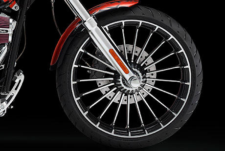 Screamin Eagle Softail Breakout / Turbine Chrome Räder:    Mit optisch auf sie abgestimmten, polierten und verchromten Riemen- und Bremsscheiben im Turbine-Look bringen diese Räder metallisch strahlenden Glanz ans Bike. Sie zählen zu den faszinierendsten Rädern, die Harley-Davidson je gestaltet hat, und sind exklusiv an der CVO Breakout für 2014 erhältlich.
