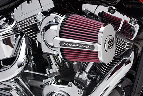 Screamin Eagle Softail Breakout / Heavy Breather Performance-Luftfilter:    Er verdreht die Köpfe – bevor Ihr Bike in einer Staubwolke verschwindet. Der muskulöse, glänzend verchromte Krümmer, der exponierte Luftfilter und die hochglanzverchromte Endkappe mit eingraviertem Screamin Eagle Logo sehen nicht nur cool aus, sondern verhelfen dem großen Twin Cam 110 Motor der CVO Breakout auch zu brutaler Performance
