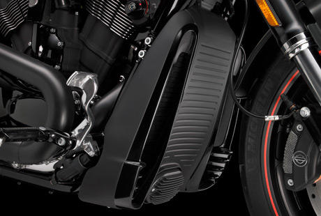 Night Rod Special / Khlerdesign:    Jeder Zoll einer Harley-Davidson ist perfekt auf Look und Performance der Maschine abgestimmt, und die Night Rod Special bildet da keine Ausnahme. Auch der Khler ist perfekt in das sthetische Gesamtdesign integriert.
