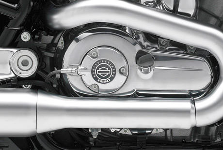 V-Rod Muscle / Custom-Bike mit Power und Performance:    Mit 121 PS zhlt der 1250 cm Revolution V-Twin der V-Rod Muscle zu den strksten Harley-Davidson Serienmotoren aller Zeiten. Das moderne Triebwerk mit zwei oben liegenden Nockenwellen und vier Ventilen pro Zylinder setzt ein maximales Drehmoment von 115 Nm bei 6500 U/min frei und dreht ebenso kultiviert wie geschmeidig bis an den roten Bereich.
