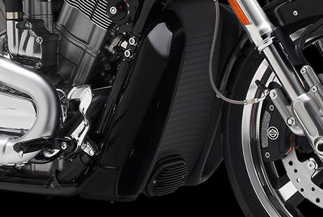 V-Rod Muscle / Khlerdesign:    Jeder Zoll einer Harley-Davidson ist perfekt auf Look und Performance der Maschine abgestimmt, und die V-Rod Muscle bildet da keine Ausnahme. Auch der Khler ist perfekt in das sthetische Gesamtdesign integriert.
