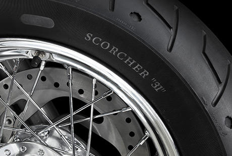 Sportster XL 1200 Custom / Michelin Scorcher Reifen:    Die Michelin Scorcher Reifen bieten eine überlegene Performance, einen erstklassigen Grip, eine beeindruckende Laufleistung und ein ausgezeichnetes Handling. Genauso, wie Sie es erwarten! Ihr tiefes Profil verbessert die Wasserdrainage. Die Haftung und Laufleistung der Reifen werden zudem durch die Gummimischung mit der neuesten Generation der synthetischen Polymere von Michelin erhöht. Der Hinterreifen verfügt über einen Aramidgürtel, der für zusätzliche Stabilität bei hohen Geschwindigkeiten bürgt.
