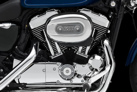 Sportster XL 1200 Custom / Die Innovationen des Evolution Motors:    Das robuste, luftgekühlte 1200 cm³ Evolution Triebwerk ist ein perfektes Beispiel für den unermüdlichen Einsatz, mit dem bei Harley-Davidson Fortschritte in der Motorentechnik erzielt werden. Zylinderköpfe und Zylinder aus Leichtmetall reduzieren das Gewicht und sorgen für einen optimalen Temperaturhaushalt. Die elektronische Kraftstoffeinspritzung hat den Vergaser ersetzt, die Bedienung vereinfacht und den Wartungsaufwand reduziert. Kurz: Der schwingungsentkoppelt gelagerte Evolution Motor ist ein Triebwerk, auf das Sie sich verlassen können, Tag für Tag, Meile für Meile.
