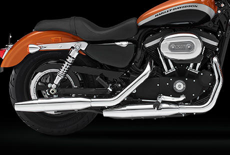Sportster XL 1200 Custom Limited A / Neue Auspuffanlage:    Um noch besser zu sein, als es die künftigen, weltweiten Emissionsstandards fordern, haben wir eine neue Auspuffanlage entworfen. Sie sorgt nicht nur für eine überaus beeindruckende Power sondern auch für einen imposanten Sound, der Ihre Maschine unmissverständlich als Harley-Davidson kennzeichnet. Natürlich entspricht auch das Design mit den äußerst robusten Endschalldämpfern und klassischen Hitzeschilden exakt Ihren Vorstellungen von einem echten US-Bike. Der Katalysator und beheizbare O2-Sensoren stellen sicher, dass nicht nur die Umwelt sondern auch Ihr Fahrgefühl profitiert.
