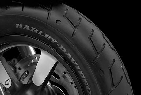 Sportster XL 1200 Custom Limited A / Michelin Scorcher Reifen:    Die Michelin Scorcher Reifen bieten eine überlegene Performance, einen erstklassigen Grip, eine beeindruckende Laufleistung und ein ausgezeichnetes Handling. Genauso, wie Sie es erwarten! Ihr tiefes Profil verbessert die Wasserdrainage. Die Haftung und Laufleistung der Reifen werden zudem durch die Gummimischung mit der neuesten Generation der synthetischen Polymere von Michelin erhöht. Der Hinterreifen verfügt über einen Aramidgürtel, der für zusätzliche Stabilität bei hohen Geschwindigkeiten bürgt.
