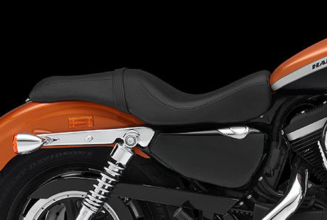 Sportster XL 1200 Custom Limited A / Custom-Doppelsitzbank:    Die elegante, einteilige Doppelsitzbank ist aufwändig aus hochwertigem Material hergestellt, und ihr Stil spricht für sich – schließlich fertigt Harley-Davidson seit mehr als 100 Jahren seine Sitze selbst. Ob Sie allein oder in Begleitung unterwegs sind: Dieser Sitz wird Sie überzeugen.
