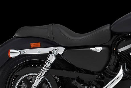 Sportster XL 1200 Custom Limited B / Custom-Doppelsitzbank:    Die elegante, einteilige Doppelsitzbank ist aufwändig aus hochwertigem Material hergestellt, und ihr Stil spricht für sich – schließlich fertigt Harley-Davidson seit mehr als 100 Jahren seine Sitze selbst. Ob Sie allein oder in Begleitung unterwegs sind: Dieser Sitz wird Sie überzeugen.
