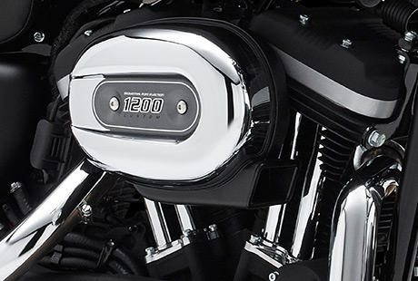 Sportster XL 1200 Custom Limited B / Harley-Davidson Styling pur:    Genießen Sie den unverwechselbaren Look des 1200 cm³ Evolution Motors, der an seiner Herkunft keine Zweifel aufkommen lässt. Er ist voll und ganz im echten Harley-Davidson Stil gestaltet – mit einer Liebe zum Detail, die Sie bei anderen Marken vergeblich suchen werden. Ein Finish, bei dem Mattschwarz auf Schwarz trifft, mit verchromten Stößelstangen im traditionellen, authentischen Stil. Ein aus Metall gefertigtes Juwel: pur und vor Kraft strotzend. Von der klassischen Linie seiner Kühlrippen bis hin zu den klaren Konturen seiner Gehäuse und Deckel ist der 1200 cm³ Evolution Motor ein rückhaltloses Bekenntnis zu allem, was der Zufriedenheit des Fahrers dient.
