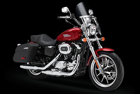 Sportster Super Low 1200 T / Premium-Styling:    Es gibt nur einen Weg, eine Harley-Davidson zu bauen: höchste Qualität bis ins Detail. Die neue SuperLow 1200T ist der Beweis auf zwei Rädern. Vom authentischen Sound ihres 1200ccm V-Twins über ihren blanken Stahl bis zur hochwertigen Lackierung und dem funkelnden Chrom ist diese Maschine Zoll für Zoll eine echte Harley-Davidson. Sie werden es schätzen, Meile für Meile.
