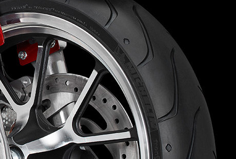 Sportster Super Low 1200 T / Michelin Scorcher Reifen:    Die Michelin Scorcher Reifen bieten eine überlegene Performance, einen erstklassigen Grip, eine beeindruckende Laufleistung und ein ausgezeichnetes Handling. Genauso, wie Sie es erwarten! Ihr tiefes Profil verbessert die Wasserdrainage. Die Haftung und Laufleistung der Reifen werden zudem durch die Gummimischung mit der neuesten Generation der synthetischen Polymere von Michelin erhöht. Der Hinterreifen verfügt über einen Aramidgürtel, der für zusätzliche Stabilität bei hohen Geschwindigkeiten bürgt.
