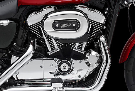 Sportster Super Low 1200 T / Die Innovationen des Evolution Motors:    Das robuste, luftgekühlte 883 ccm Evolution Triebwerk ist ein perfektes Beispiel für den unermüdlichen Einsatz, mit dem bei Harley-Davidson Fortschritte in der Motorentechnik erzielt werden. Zylinderköpfe und Zylinder aus Leichtmetall reduzieren das Gewicht und sorgen für einen optimalen Temperaturhaushalt. Die elektronische Kraftstoffeinspritzung hat den Vergaser ersetzt, die Bedienung vereinfacht und den Wartungsaufwand reduziert. Kurz: Der schwingungsentkoppelt gelagerte Evolution-Motor ist ein Triebwerk, auf das Sie sich verlassen können, Tag für Tag, Meile für Meile.