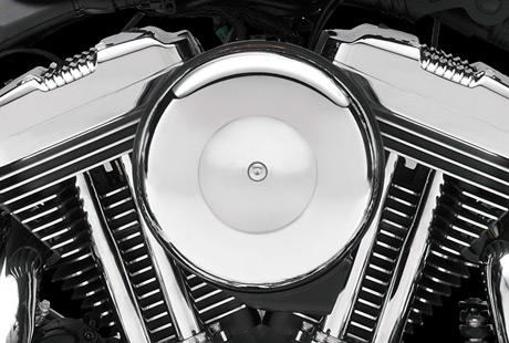 Sportster XL 1200 Seventy-Two / Die Innovationen des Evolution Motors:    Das robuste, luftgekühlte 1200 cm³ Evolution Triebwerk ist ein perfektes Beispiel für den unermüdlichen Einsatz, mit dem bei Harley-Davidson Fortschritte in der Motorentechnik erzielt werden. Zylinderköpfe und Zylinder aus Leichtmetall reduzieren das Gewicht und sorgen für einen optimalen Temperaturhaushalt. Die elektronische Kraftstoffeinspritzung hat den Vergaser ersetzt, die Bedienung vereinfacht und den Wartungsaufwand reduziert. Kurz: Der schwingungsentkoppelt gelagerte Evolution Motor ist ein Triebwerk, auf das Sie sich verlassen können, Tag für Tag, Meile für Meile.
