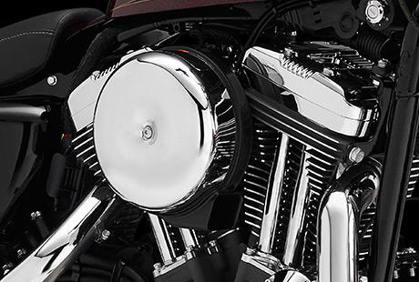 Sportster XL 1200 Seventy-Two / Die Tradition des Evolution Motors:    Die erste Generation des Evolution Motors – unter Kennern als Blockhead bekannt – wurde 1984 in den Rahmen einer Harley-Davidson integriert. Seinerzeit trat der Evolution das Erbe der legendären Shovelhead und Ironhead Motoren an. Das moderne Leichtmetalltriebwerk setzte neue Maßstäbe im Hinblick auf Leistung, Zuverlässigkeit, Langlebigkeit und Qualität.
