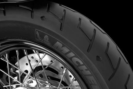 Sportster Forty-Eigth / Michelin Scorcher Reifen:    Die Michelin Scorcher Reifen bieten eine überlegene Performance, einen erstklassigen Grip, eine beeindruckende Laufleistung und ein ausgezeichnetes Handling. Genauso, wie Sie es erwarten! Ihr tiefes Profil verbessert die Wasserdrainage. Die Haftung und Laufleistung der Reifen werden zudem durch die Gummimischung mit der neuesten Generation der synthetischen Polymere von Michelin erhöht. Der Hinterreifen verfügt über einen Aramidgürtel, der für zusätzliche Stabilität bei hohen Geschwindigkeiten bürgt.
