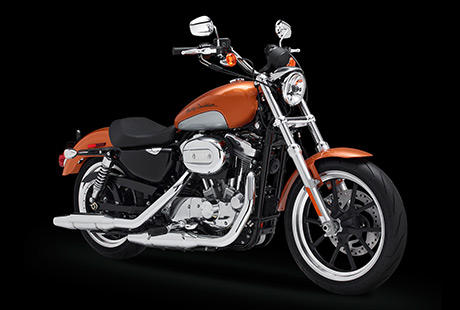 Sportster XL 883 SuperLow / Premium-Styling:    Die Superlow inspiriert mit Handlichkeit und Qualität. Eine echte Harley-Davidson, die mit ihrem Sound, ihrem Look, dem hochwertigen Chrom und der makellosen Lackierung ihre authentisch amerikanischen Wurzeln bis ins Detail erkennen lässt.
