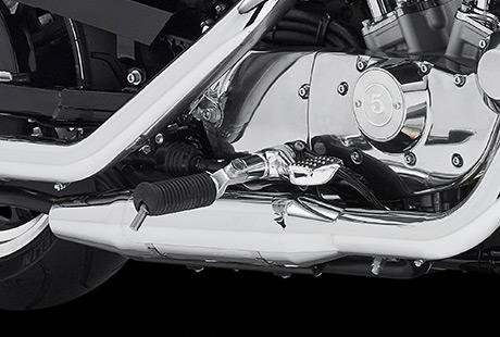 Sportster XL 883 SuperLow / Mittig montierte Fußrasten:    Lenker, Sitz und die mittig montierten Fußrasten der SuperLow™ bilden ein ergonomisch günstiges Dreieck. Eine vertrauensbildende Maßnahme – nicht nur bei Einsteigern und bei Fahrern kleinerer Statur.