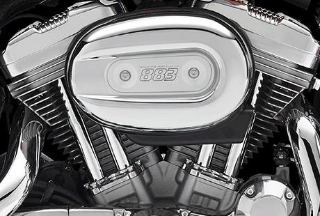 Sportster XL 883 SuperLow / Die Innovationen des Evolution-Motors:    Das robuste, luftgekühlte 883 cm³ Evolution Triebwerk ist ein perfektes Beispiel für den unermüdlichen Einsatz, mit dem bei Harley-Davidson Fortschritte in der Motorentechnik erzielt werden. Zylinderköpfe und Zylinder aus Leichtmetall reduzieren das Gewicht und sorgen für einen optimalen Temperaturhaushalt. Die elektronische Kraftstoffeinspritzung hat den Vergaser ersetzt, die Bedienung vereinfacht und den Wartungsaufwand reduziert. Kurz: Der schwingungsentkoppelt gelagerte Evolution Motor ist ein Triebwerk, auf das Sie sich verlassen können, Tag für Tag, Meile für Meile.
