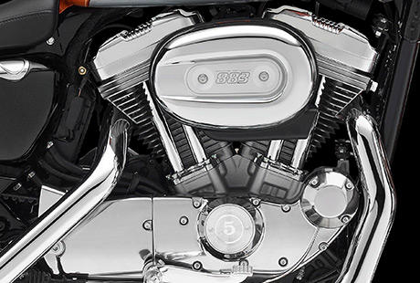 Sportster XL 883 SuperLow / Harley-Davidson Styling pur:    Genießen Sie den unverwechselbaren Look des 883 cm³ Evolution Motors, der an seiner Herkunft keine Zweifel aufkommen lässt. Er ist voll und ganz im echten Harley-Davidson Stil gestaltet – mit einer Liebe zum Detail, die Sie bei anderen Marken vergeblich suchen werden. Die silberfarbenen, pulverbeschichteten Zylinderköpfe und Zylinder bilden einen prägnanten Kontrast zum blanken Metall der Ventildeckel. Ein aus Metall gefertigtes Juwel: pur und vor Kraft strotzend. Von der klassischen Linie seiner Kühlrippen bis hin zu den klaren Konturen seiner Gehäuse und Deckel ist der 883 cm³ Evolution Motor ein rückhaltloses Bekenntnis zu allem, was der Zufriedenheit des Fahrers dient.

