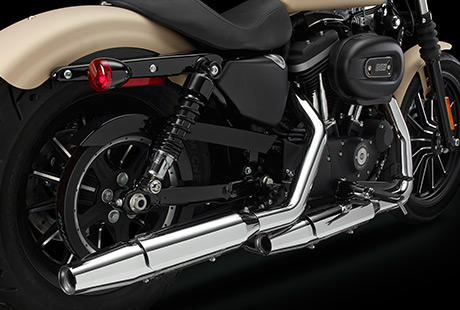 Sportster XL 883 Iron / Neue Auspuffanlage:    Um noch besser zu sein, als es die künftigen, weltweiten Emissionsstandards fordern, haben wir eine neue Auspuffanlage entworfen. Sie sorgt nicht nur für eine überaus beeindruckende Power sondern auch für einen imposanten Sound, der Ihre Maschine unmissverständlich als Harley-Davidson kennzeichnet. Natürlich entspricht auch das Design mit den äußerst robusten Endschalldämpfern und klassischen Hitzeschilden exakt Ihren Vorstellungen von einem echten US-Bike. Der Katalysator und beheizbare O2-Sensoren stellen sicher, dass nicht nur die Umwelt sondern auch Ihr Fahrgefühl profitiert.
