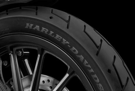 Sportster XL 883 Iron / Michelin Scorcher™ Reifen:    Die Michelin Scorcher™ Reifen bieten eine überlegene Performance, einen erstklassigen Grip, eine beeindruckende Laufleistung und ein ausgezeichnetes Handling. Genauso, wie Sie es erwarten! Ihr tiefes Profil verbessert die Wasserdrainage. Die Haftung und Laufleistung der Reifen werden zudem durch die Gummimischung mit der neuesten Generation der synthetischen Polymere von Michelin erhöht. Der Hinterreifen verfügt über einen Aramidgürtel, der für zusätzliche Stabilität bei hohen Geschwindigkeiten bürgt.
