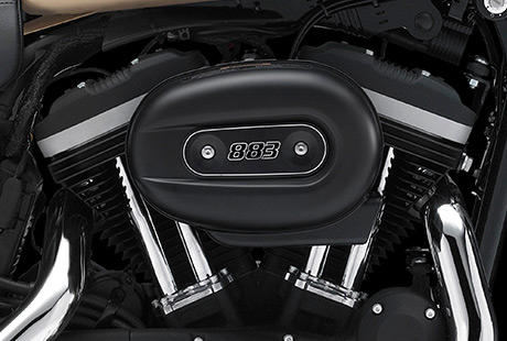 Sportster XL 883 Iron / Die Innovationen des Evolution Motors:    Das robuste, luftgekühlte 883 cm³ Evolution Triebwerk ist ein perfektes Beispiel für den unermüdlichen Einsatz, mit dem bei Harley-Davidson Fortschritte in der Motorentechnik erzielt werden. Zylinderköpfe und Zylinder aus Leichtmetall reduzieren das Gewicht und sorgen für einen optimalen Temperaturhaushalt. Die elektronische Kraftstoffeinspritzung hat den Vergaser ersetzt, die Bedienung vereinfacht und den Wartungsaufwand reduziert. Kurz: Der schwingungsentkoppelt gelagerte Evolution Motor ist ein Triebwerk, auf das Sie sich verlassen können, Tag für Tag, Meile für Meile.
