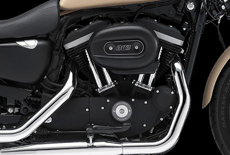 Sportster XL 883 Iron / Harley-Davidson Styling pur:    Genießen Sie den unverwechselbaren Look des 883 cm³ Evolution Motors, der an seiner Herkunft keine Zweifel aufkommen lässt. Er ist voll und ganz im echten Harley-Davidson Stil gestaltet – mit einer Liebe zum Detail, die Sie bei anderen Marken vergeblich suchen werden. Die schwarzen, pulverbeschichteten Zylinderköpfe und Zylinder bilden einen prägnanten Kontrast zum Chrom der Ventildeckel und Stößelstangen. Ein aus Metall gefertigtes Juwel: pur und vor Kraft strotzend. Von der klassischen Linie seiner Kühlrippen bis hin zu den klaren Konturen seiner Gehäuse und Deckel ist der 883 cm³ Evolution Motor ein rückhaltloses Bekenntnis zu allem, was der Zufriedenheit des Fahrers dient.
